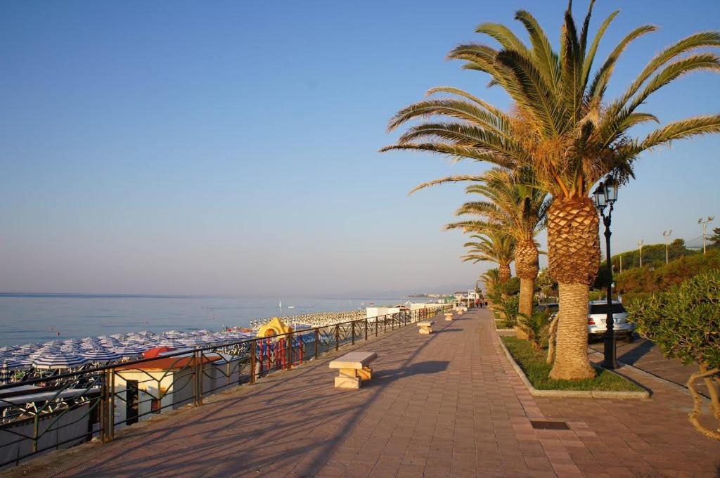 Monolocale Deluxe A 2,7 Km Dal Mare Per 2 Persone Appartement Siderno Buitenkant foto